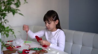 Çocuk Noel ağacı süsü olarak tekstil Noel Baba 'sı dikmiş. Çocuklar el yapımı neşeli diy konsepti