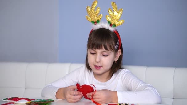 Παιδί κορίτσι κάνοντας υφασμάτινη τσόχα Σάντα για χριστουγεννιάτικο δέντρο διακόσμηση. Παιδική εορταστική χειροποίητη ιδέα diy — Αρχείο Βίντεο