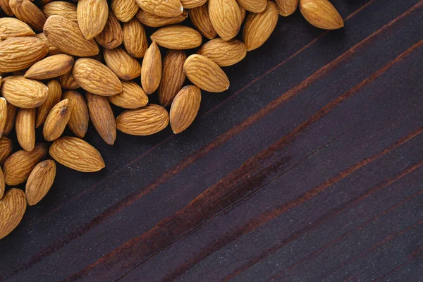 Bademleri koyu ahşap masaya kapatın. Organik sağlıklı protein vejetaryen gıdalar. Arkaplan kopyalama alanı