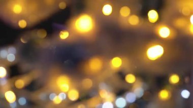 Sarı yanıp sönen parlak soyut yuvarlak bokeh ışıklandırması siyah renk arkaplanı ile maviye boyandı