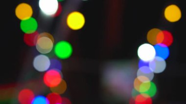 Çok renkli, ışıldayan, soyut, ışıltılı, yuvarlak, parlak ışık, siyah arkaplanlı, maviye boyanmış.