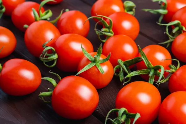 Ahşap masada kırmızı domates. Organik sağlıklı yiyecekler. Mutfak malzemeleri. Pomodoro yakın plan çekimde.