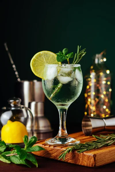 Cóctel Mojito fresco con limón, romero, menta y hielo en vaso de frasco sobre fondo azul oscuro. Cóctel de verano — Foto de Stock