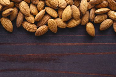 Bademleri koyu ahşap masaya kapatın. Organik sağlıklı protein vejetaryen gıdalar. Arkaplan kopyalama alanı