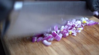 Şef taze soğanı tahta kesme tahtasıyla küçük parçalara ayırıyor. Sebze dilimliyorum.