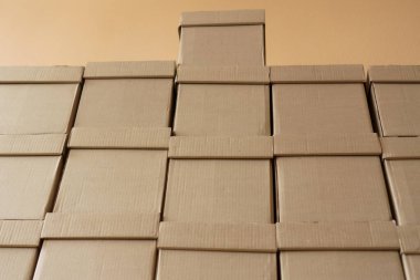 Depoda karton kahverengi kutular var. Çelenk evindeki kutuların arkaplanı
