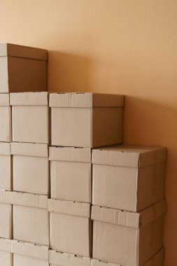 Depoda karton kahverengi kutular var. Çelenk evindeki kutuların arkaplanı
