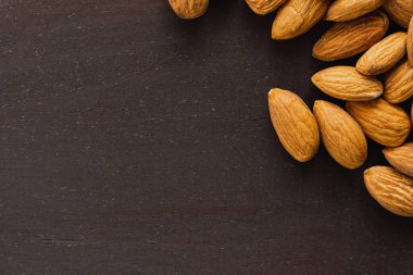 Bademleri koyu ahşap masaya kapatın. Organik sağlıklı protein vejetaryen gıdalar. Arkaplan kopyalama alanı