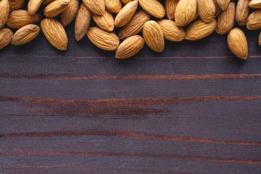 Bademleri koyu ahşap masaya kapatın. Organik sağlıklı protein vejetaryen gıdalar. Arkaplan kopyalama alanı