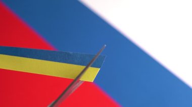 Ukrayna bayrağı, Rusya bayrağına düşen makasla kesilir. Rus saldırganlığı