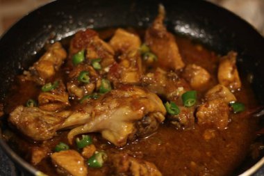 Tavada Karahi tavuğu veya karahi desi yemek fotoğrafçılığı