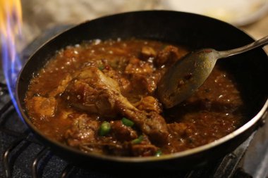 Tavada Karahi tavuğu veya karahi desi yemek fotoğrafçılığı