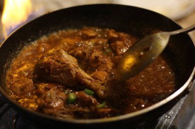 Tavada Karahi tavuğu veya karahi desi yemek fotoğrafçılığı