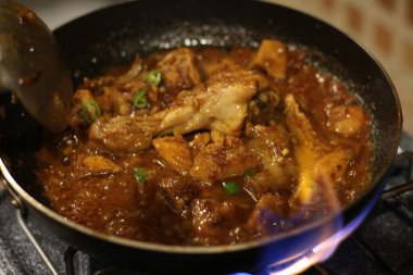 Tavada Karahi tavuğu veya karahi desi yemek fotoğrafçılığı