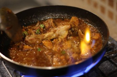 Tavada Karahi tavuğu veya karahi desi yemek fotoğrafçılığı