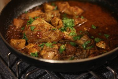 Tavada Karahi tavuğu veya karahi desi yemek fotoğrafçılığı