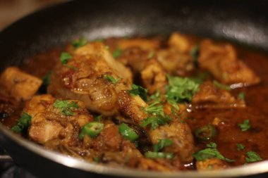 Tavada Karahi tavuğu veya karahi desi yemek fotoğrafçılığı