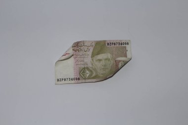 Pakistan para birimi notu beyaz arka planda 10 rupi.