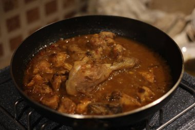 Tavada Karahi tavuğu veya karahi desi yemek fotoğrafçılığı