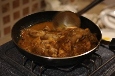 Tavada Karahi tavuğu veya karahi desi yemek fotoğrafçılığı