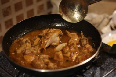 Tavada Karahi tavuğu veya karahi desi yemek fotoğrafçılığı