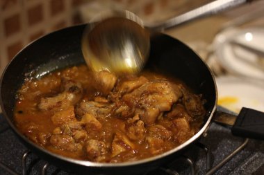 Tavada Karahi tavuğu veya karahi desi yemek fotoğrafçılığı