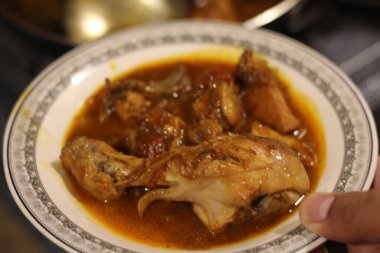 Beyaz tabakta Karahi tavuğu mu yoksa güzel dekorasyon fotoğrafında yemek mi?