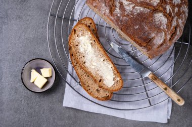 Tereyağlı dilimlenmiş ev yapımı çavdar ekmeği. Üst görünüm, alanı kopyala.