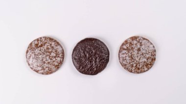 Beyaz arka planda tipik Alman zencefilli kurabiyeleri. Geleneksel Noel hediyesi. Üst görünüm, alanı kopyala.