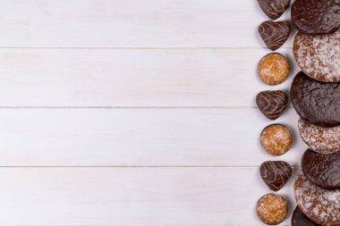 Beyaz arka planda tipik Alman zencefilli kurabiyeleri. Geleneksel Noel hediyesi. Fırın ürünleri, üst görünüm, kopyalama alanı.