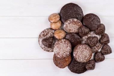 Beyaz arka planda tipik Alman zencefilli kurabiyeleri. Geleneksel Noel hediyesi. Fırın ürünleri, üst görünüm, kopyalama alanı.