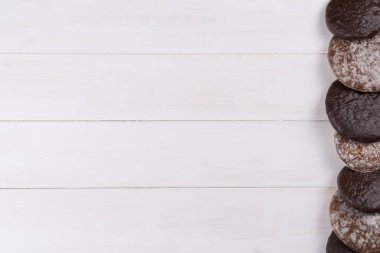 Zencefilli kurabiye kenarları beyaz arkaplan üzerinde metin için kopyalama alanı ile.