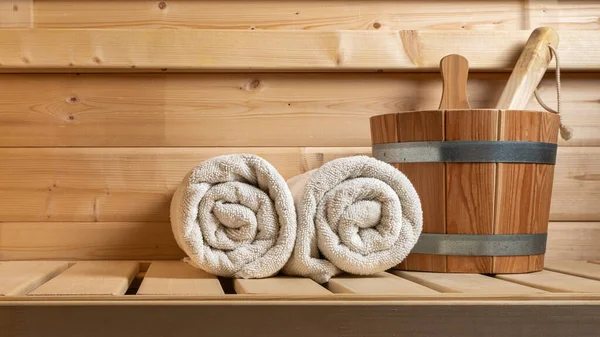 Detail Aus Eimern Und Weißen Handtüchern Der Sauna Wellness Accessoires — Stockfoto