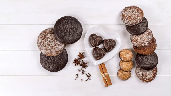 Beyaz bir masada tipik Alman zencefilli kurabiyeleri. Geleneksel Noel hediyesi. Fırın ürünleri, üst görünüm, kopyalama alanı.