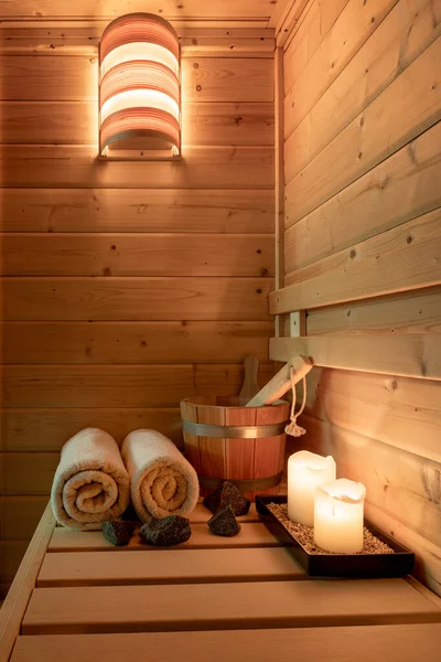 芬兰一个带有桑拿配件的木制小桑拿的内部 — 图库照片