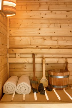 Sauna aksesuarlı küçük bir Finlandiya saunası..