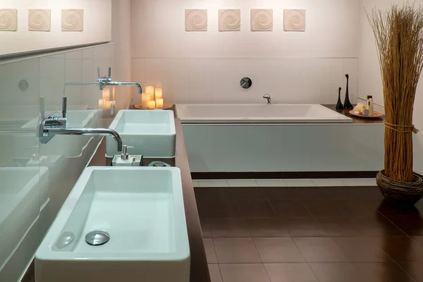 Modern Banyo Beyaz Kahverengi Iki Lavabo Ahşap Kapaklı — Stok fotoğraf