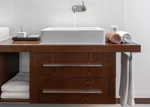 Modern Bathroom White Sink Towels Wooden Furniture — Stock fotografie