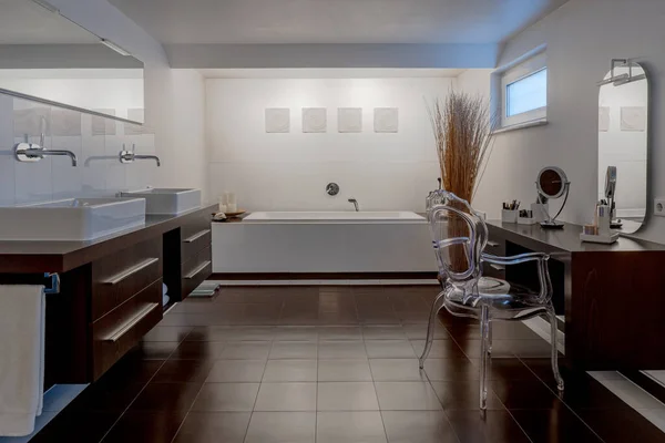 Moderní Koupelna Bílé Hnědé Dvěma Umyvadly Vanou Dřevěným Nábytkem — Stock fotografie