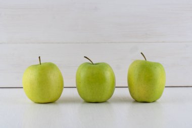 Beyaz arkaplanda yeşil elma, meyvemsi konsept, üst görünüm, kopyalama alanı.