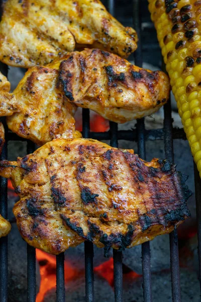 Hühnerfleisch Und Mais Auf Dem Grill — Stockfoto