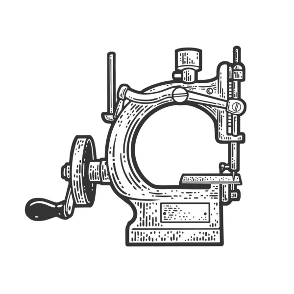 Máquina de coser vintage boceto grabado vector ilustración. Diseño de estampado de ropa de camiseta. Scratch board imitación. Imagen dibujada a mano en blanco y negro. — Vector de stock