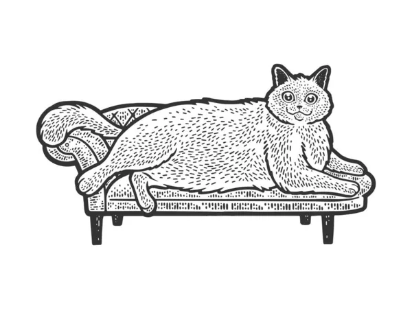 Gato gordo en sofá otomana boceto grabado vector ilustración. Diseño de estampado de ropa de camiseta. Scratch board imitación. Imagen dibujada a mano en blanco y negro. — Archivo Imágenes Vectoriales