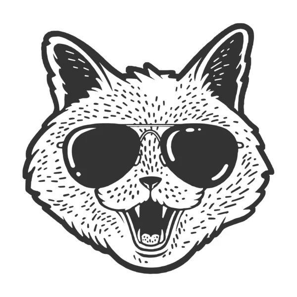 Cara de cabeza de gato en gafas de sol boceto grabado vector ilustración. Diseño de estampado de ropa de camiseta. Scratch board imitación. Imagen dibujada a mano en blanco y negro. — Vector de stock