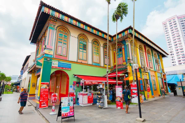 SINGAPORE - 18 Ekim 2021: Küçük Hindistan, Singapur 'da renkli cephe.