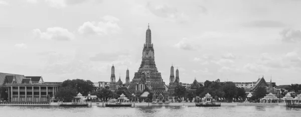 Bangkok, Tayland - 13 Ekim 2021 Wat Arun tapınağı en iyi görüş açısına sahip. Siyah ve Beyaz Fotoğraf, Panorama Fotoğrafı. Wat Arun, Tayland 'ın en ünlü turistik yerlerinden biridir..
