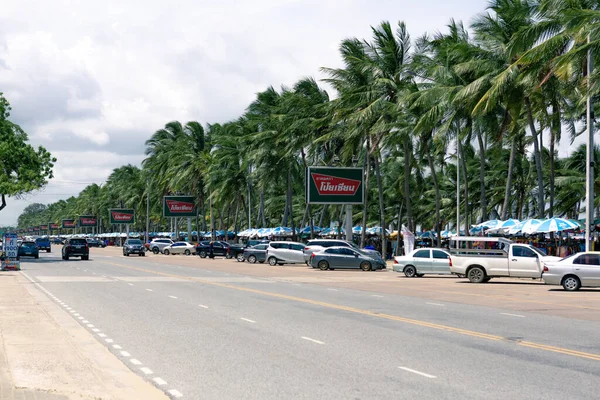 Chonburi, Tayland - 10 Ekim 2021 Bang Saen plajındaki yol Bang Saen kasabasındaki reklam panoları, Tayland. Tayland 'ın en ünlü plajı..