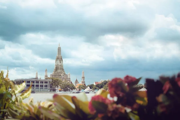Wat Arun tapınağı en iyi görüş açısına sahip. Wat Arun, Tayland 'ın en ünlü turistik yerlerinden biridir..