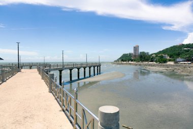 Bang Saen sahilinde mavi gökyüzü olan bir köprü. Chonburi, Tayland.