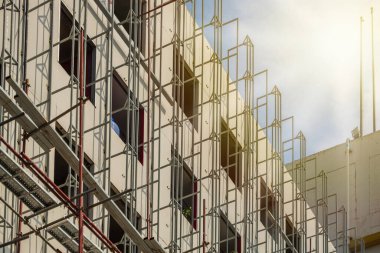 güneşli bir inşaat alanı.